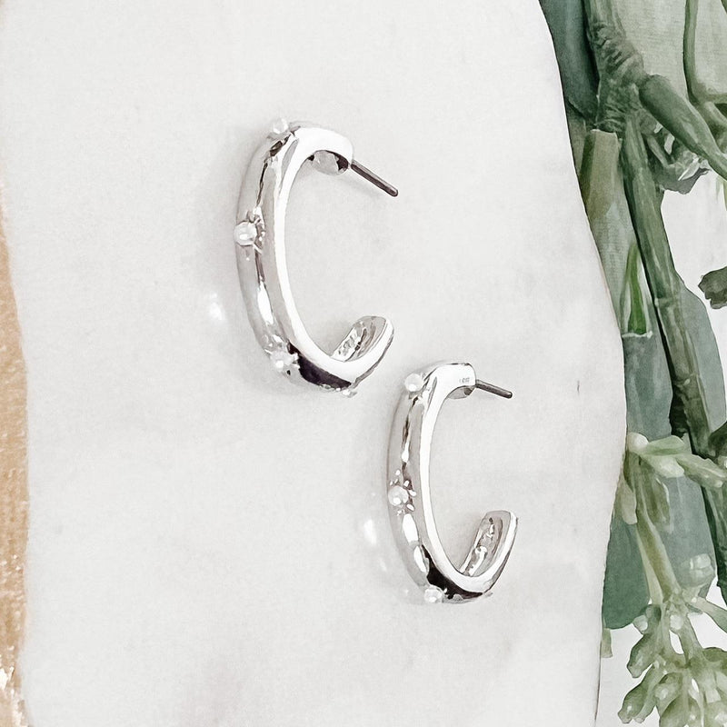 3/4" hoop earrings with pearl detail E1061